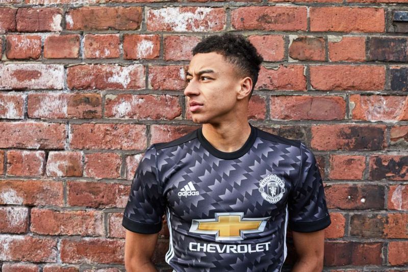 Jesse Lingard styling Manchester United&#039;s 2017/18 away shirt.