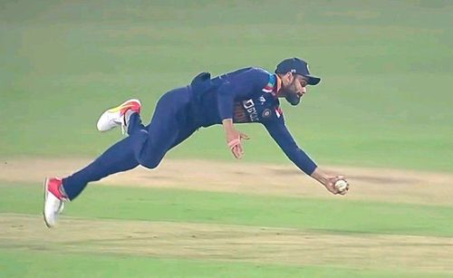 Virat Kohli's jaw-dropping catch at short-cover in the 3rd ODI. (PC:Twitter)