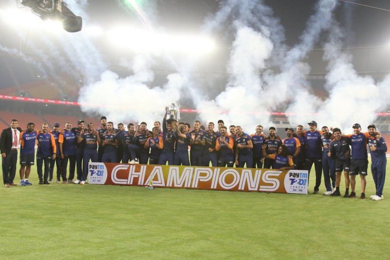 Team India pose for pgraphs with the Paytm T20 trophy (Image courtesy @hardikpandya7 Twitter)