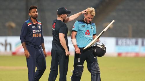 Sam Curran being consoled by Eoin Morgan after the 3rd ODI vs India (Image source @TheCricketerMag Twitter)