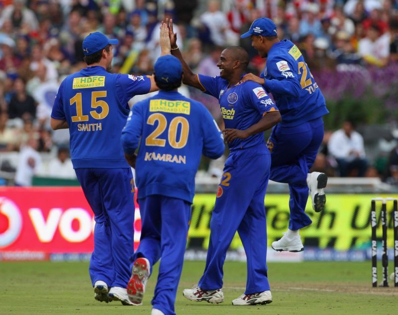 Dimitri Mascarenhas celebrates Robin Uthappa&#039;s wicket