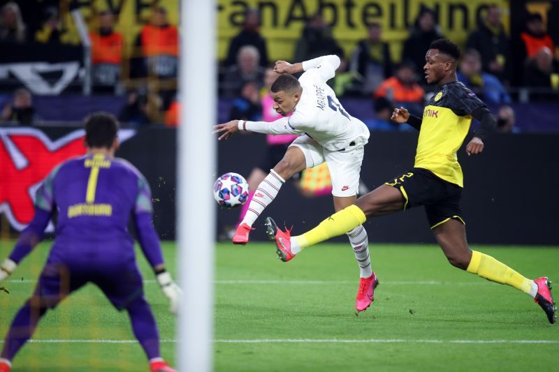 Borussia Dortmund v Paris Saint-Germain - UEFA Champions League Round of 16: First Leg