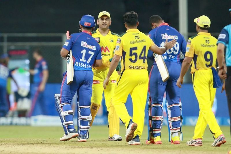 MS Dhoni congratulates DC players after the match. Pic: IPLT20.COM