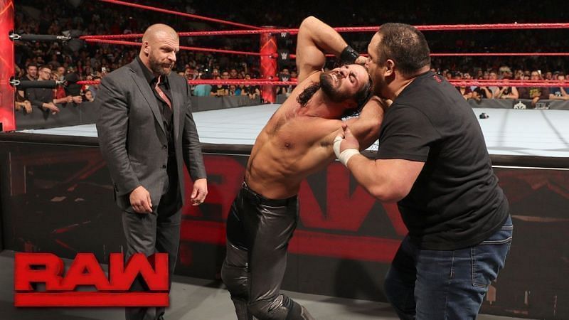 WWE सुपरस्टार समोआ जो, सैथ रॉलिंस और ट्रिपल एच