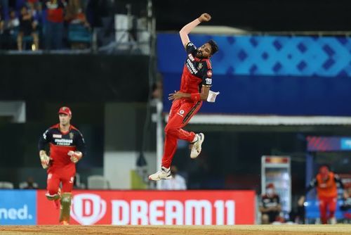 Mohammed Siraj celebrates a wicket at IPL 2021.