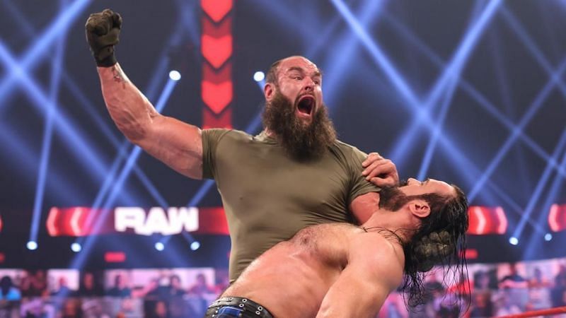 WWE RAW में मैच के दौरान ब्रॉन स्ट्रोमैन और ड्रू मैकइंटायर