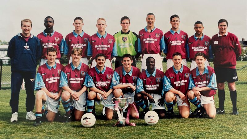 West Ham youth team, Frank Lampard (front center), Rio Ferdinand (back row, right of the goalkeeper), Tony Carr (standing right)