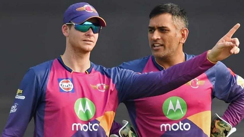 Steve Smith (L) and MS Dhoni
