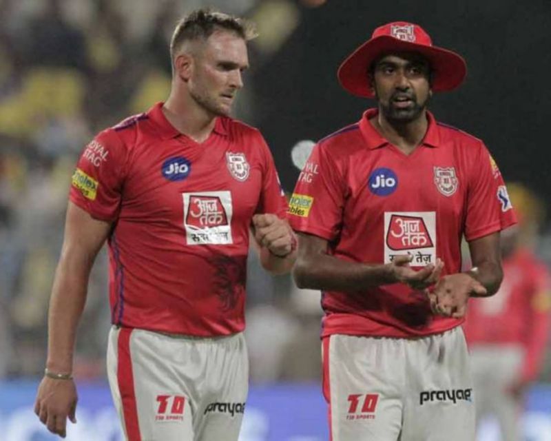 Hardus Viljoen in conversation with R Ashwin in IPL 2019