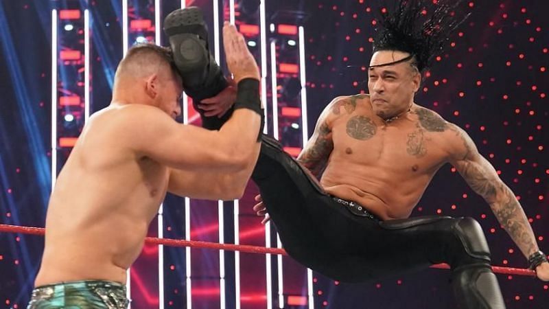 WWE मैच के दौरान द मिज़ और डेमियन प्रीस्ट