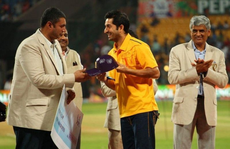 Mohit Sharma (centre) awarded the IPL 2014 Purple Cap (Photo: BCCI)