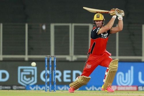 AB de Villiers in action during the Royal Challengers Bangalore's match against the Delhi Capitals. (Image Courtesy: IPLT20.com)