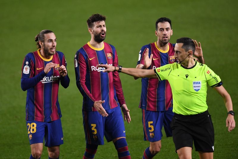 Gerard Pique confronts La Liga referee Jesus Gil Manzano