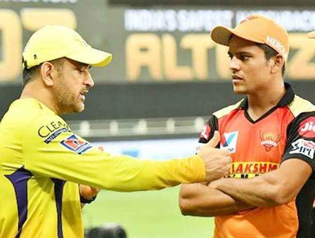 MS Dhoni (L) in conversation with Priyam Garg during IPL 2020. (PC: Twitter)