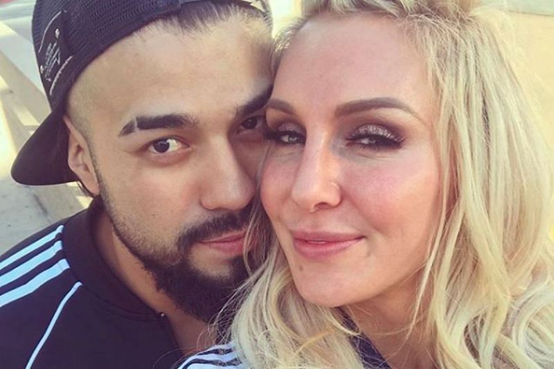 एंड्राडे(Andrade) और शार्लेट फ्लेयर(Charlotte Flair)