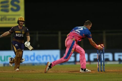 Eoin Morgan(L) fell short of the crease as Chris Morris dislodged the bails at the non-striker's end. (PC: Twitter)