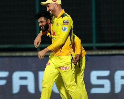 Do Faf du Plessis(front) and Ravindra Jadeja make IPL's best fielder duo? (PC: Twitter)