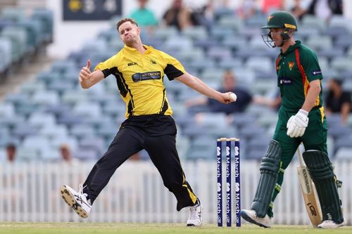 Jason Behrendorff in his bowling action.