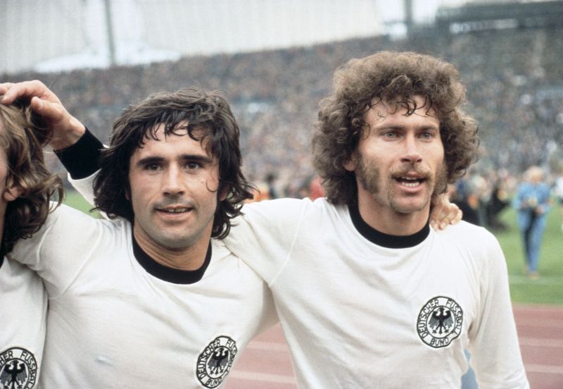 Gerd M&uuml;ller (l) and Paul Breitner (R) celebrate after West Germany&#039;s 2-1 victory over Holland in the 1974 FIFA World Cup Final