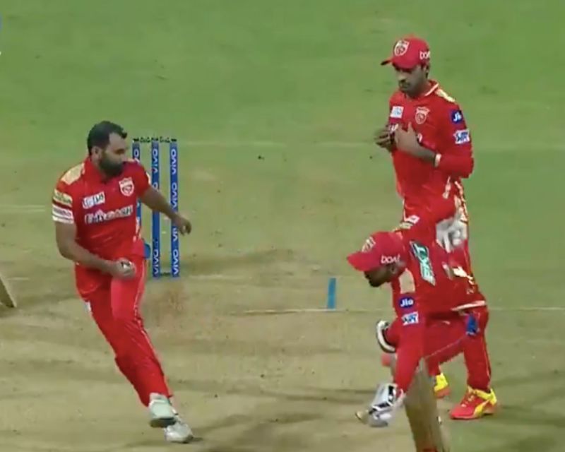 Mohammed Shami, KL Rahul and Deepak Hooda converge near the wickets to take a catch