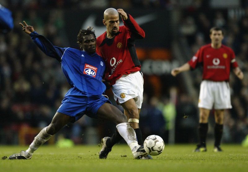 Aliou Cisse of Birmingham City tackles Juan Sebastien Veron of Manchester United