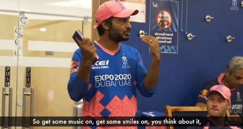 Kumar Sangakkara was seen lifting his team's spirits. (Pic Credits: @rajasthanroyals Twitter)