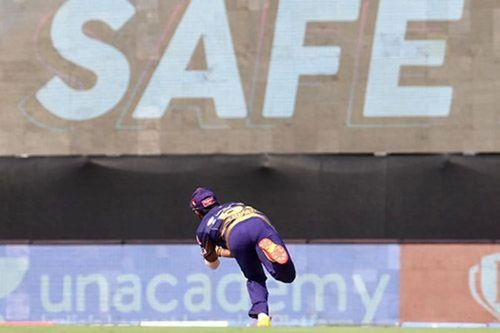 Rahul Tripathi of Kolkata Knight Riders takes a catch to dismi Virat Kohli