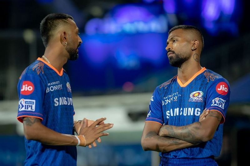 Hardik Pandya with brother Krunal before MI&#039;s opening match vs RCB (Image credits iplt20.com)