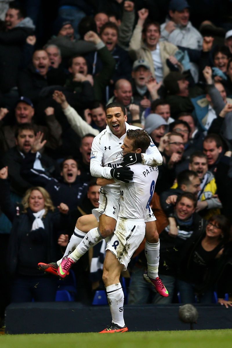 Aaron Lennon celebrating with Scott Parker