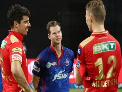 Moises Henriques, Steve Smith and Riley Meredith. (Pic: cricket.com.au/ Twitter)