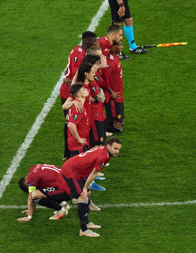 Dejected Man United players are losing the Europa league final to Villareal on penalties