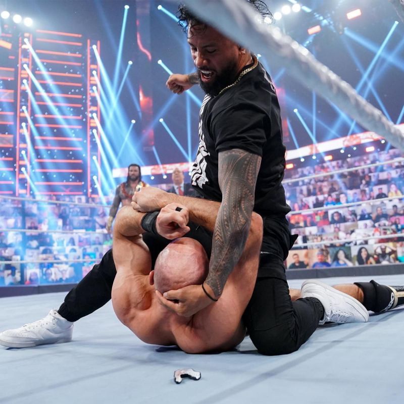 WWE यूनिवर्सल चैंपियनशिप मैच के बाद सिजेरो के ऊपर बुरी तरह अटैक करते हुए जे उसो 