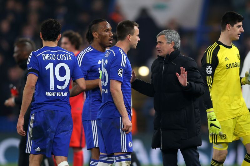 Jose Mourinho talks with Didier Drogba and John Terry