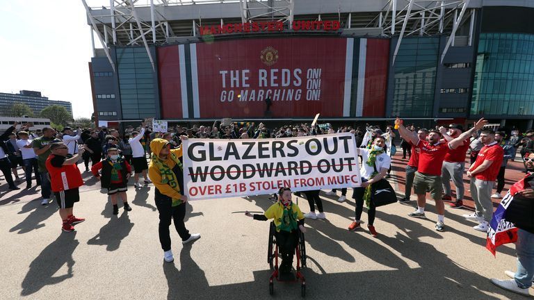 There were unprecedently chaotic scenes at Old Trafford, before the game vs. arch-rivals Liverpol