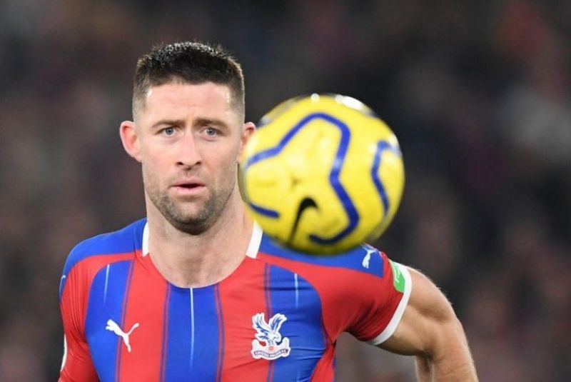 Derby County coach Wayne Rooney wants to bring former Chelsea captain Gary Cahill to the Championship.