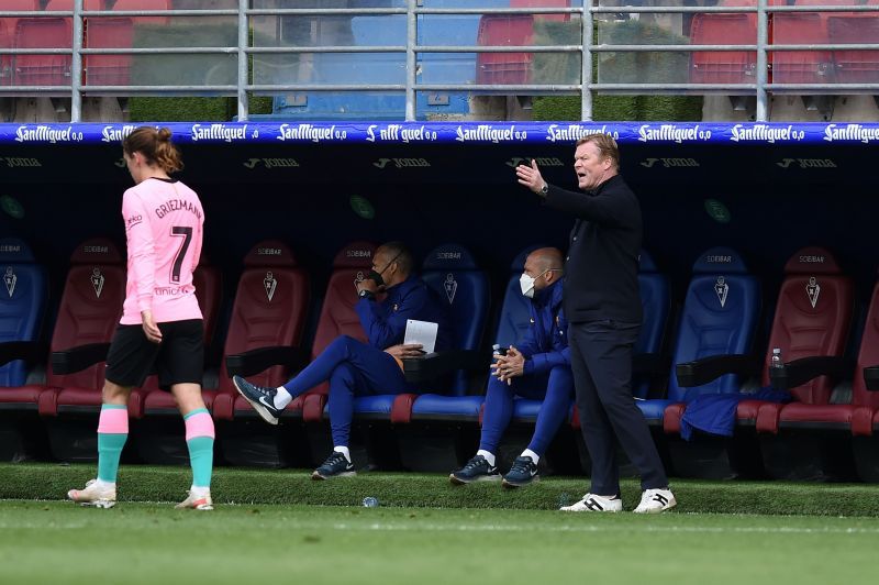 FC Barcelona manager Ronald Koeman and #7 Antoine Griezmann