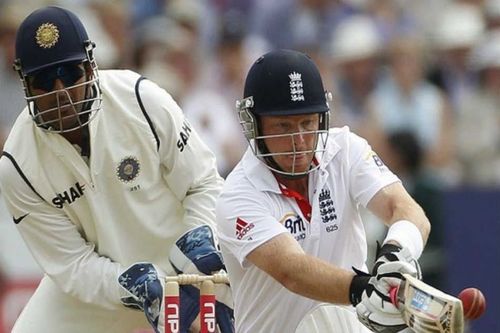 MS Dhoni (L) and Ian Bell during India's tour of England in 2011