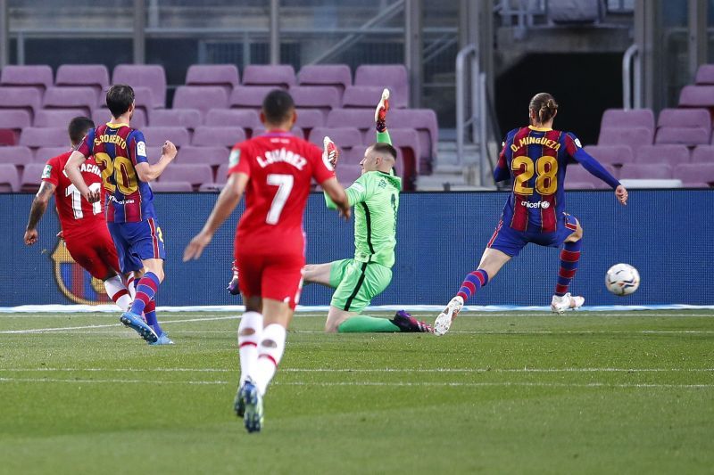  Darwin Machis of Granada CF scores their team&#039;s first goal past Marc-Andre ter Stegen