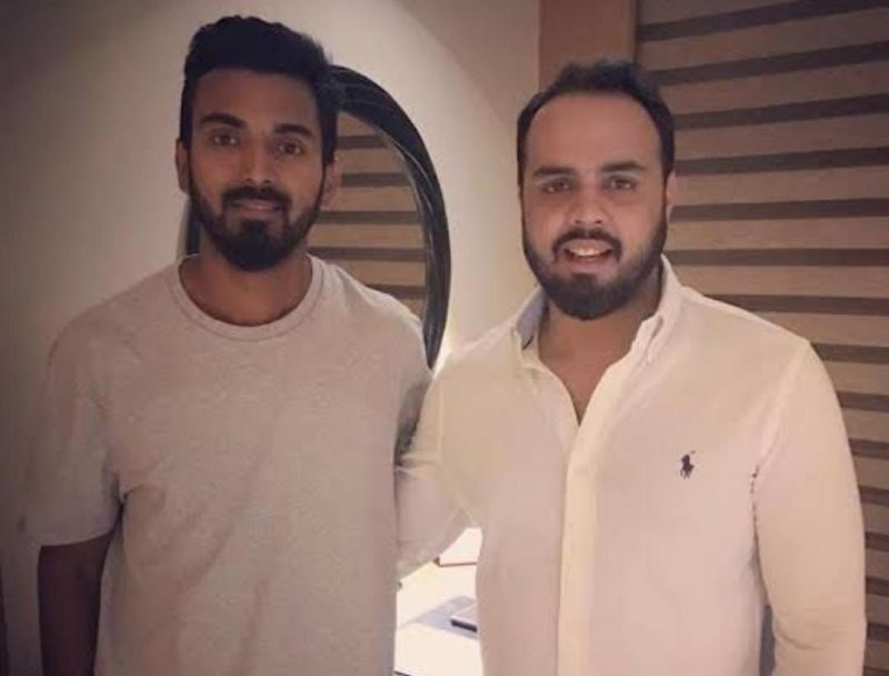 Shrey Sports CEO Raghav Kohli (R) with Punjab Kings captain KL Rahul (L) [Credits: Twitter]