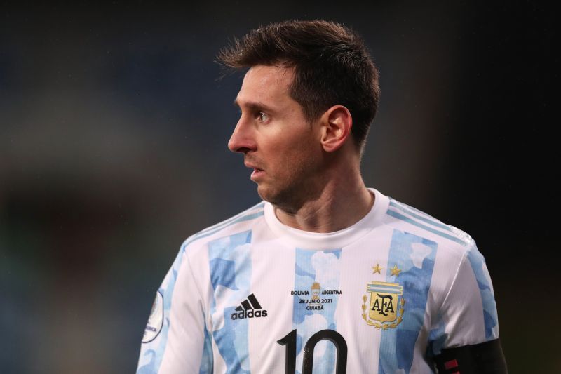 Messi looks on during Argentina&#039;s clash against Bolivia
