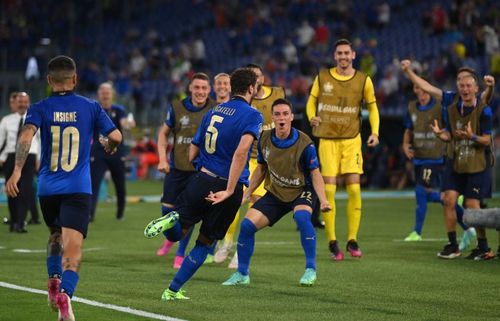 Italy beat Switzerland 3-0 to reach the last 16.