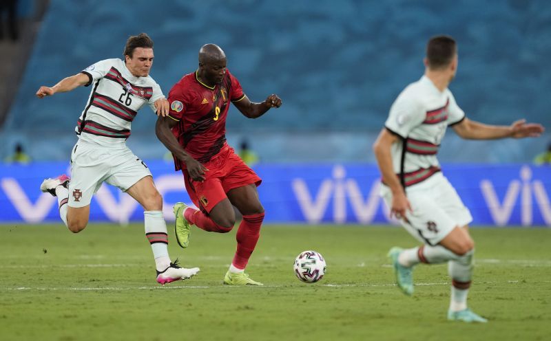 Pailinha and Lukaku battle for the ball