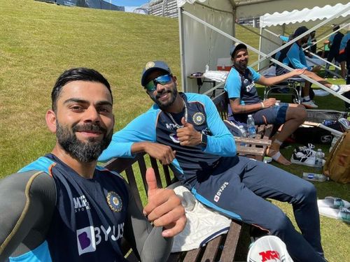 Virat Kohli posing alongside Mohammed Siraj and Ishant Sharma