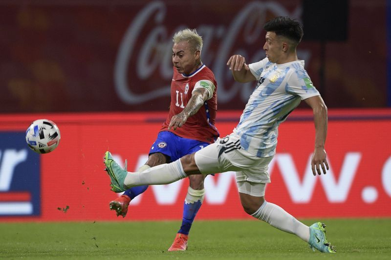 Lisandro Martinez blocks Eduardo Vargas in the World Cup qualifier between Argentina and Chile