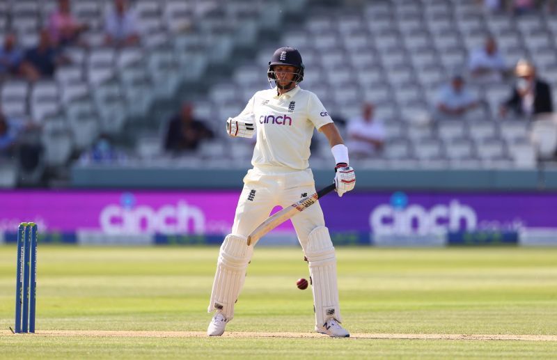 Joe Root struggled against Colin de Grandhomme.