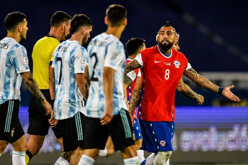 Vidal roughed up some of Argentina&#039;s players and got away with just a yellow