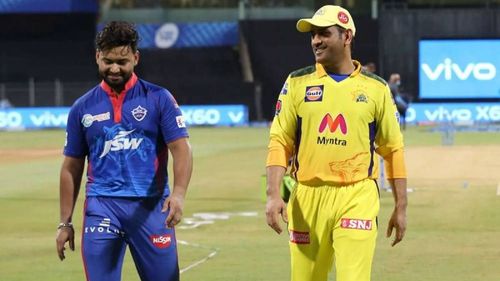 Rishabh Pant (L) and his idol MS Dhoni during IPL 2021