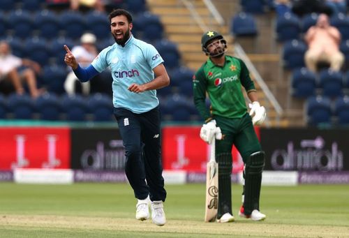 Saqib Mahmood won the Man of the Match award in the first ODI between England and Pakistan