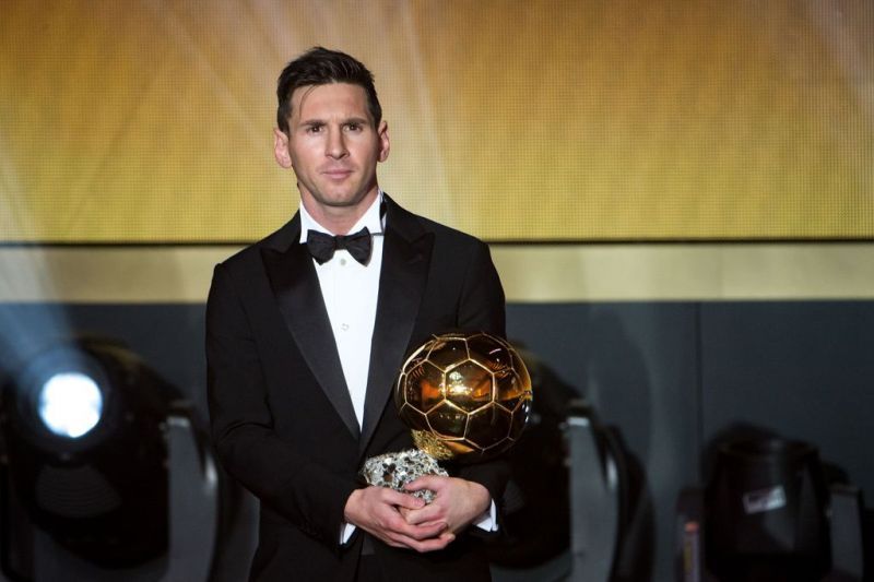 Lionel Messi poses with his 2015 Ballon d'Or award