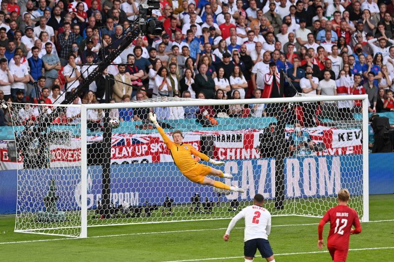 Jordan Pickford is beaten by a Mikel Damsgaard free-kick.